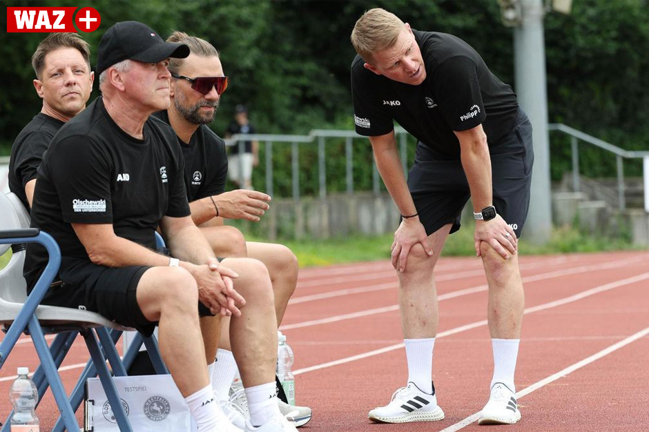 War mit der ersten Halbzeit nicht zufrieden: Marco Hoffmann, Trainer des VfB Bottrop.<br>
© FUNKE Foto Services | Thomas Gödde