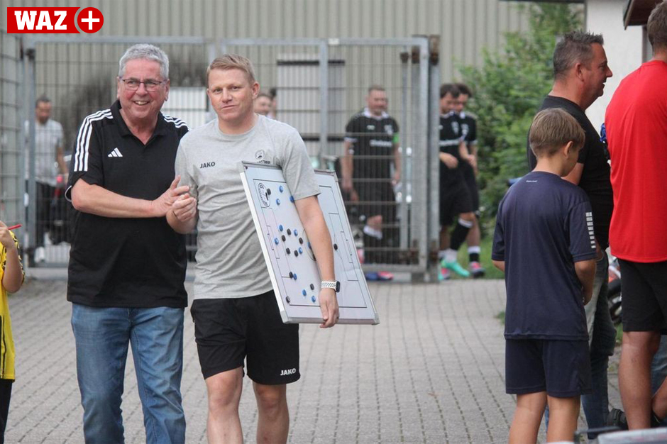 Marco Hoffmann kehrt mit dem VfB Bottrop zurück auf Rheinbaben. Vor dem Testspiel gegen die Fortuna wird er herzlich begrüßt.<br>
© FUNKE Foto Services | Sebastian Goretzki