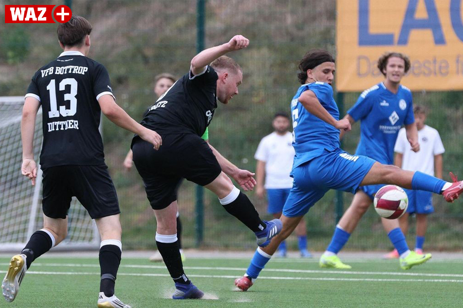 Impressionen aus dem Bottroper Landesliga-Derby zwischen dem SV Rhenania und dem VfB Bottrop.<br>
© FUNKE Foto Services | Thomas Gödde