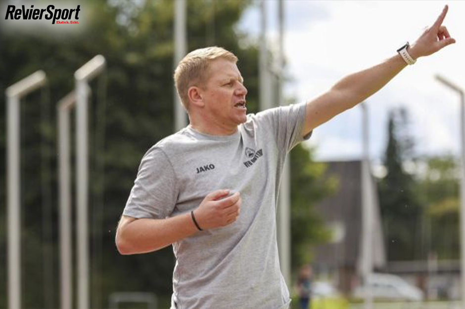 Marco Hoffmann zeigt es an: Beim VfB Bottrop soll es nach oben gehen.<br>
Foto: Thomas Gödde