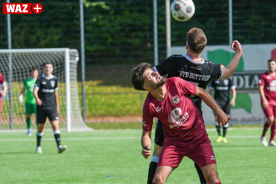 Impressionen aus der Landesliga: Das Spiel ESC Rellinghausen gegen den VfB Bottrop endete 2:2.<br>
© FUNKE Foto Services | Michael Gohl
