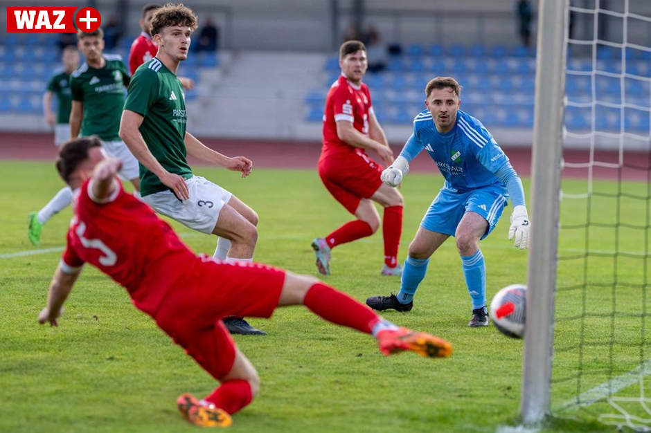 Der war nicht drin: Labinot Kryeziu verpasst nach einem Freistoß von Raphael Steinmetz das Tor für den VfB Bottrop. Die Gastgeber schlugen am Ende trotzdem den VfB Speldorf mit 3:2.<br>
© FUNKE Foto Services | Olaf Fuhrmann