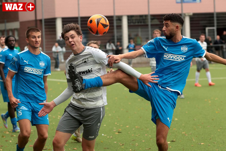 Lasse Dittner (l.) im Zweikampf mit Soheib Benhamza. Der VfB Bottrop setzt sich mit 3:2 (1:2) gegen die SG Schönebeck durch.<br>
© Felix Hoffmann | Felix Hoffmann
